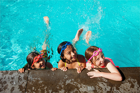 Little kids having a swimming lesson