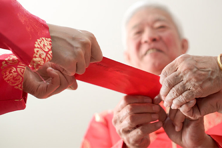 Family sharing Lunar New Year Red Envelopes 