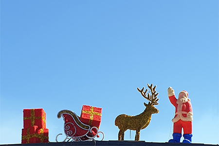Christmas display,decorations,Santa,reindeer,sleigh,minimal,clear blue sky