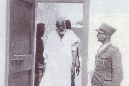 Omar Mukhtar taken into the court room.